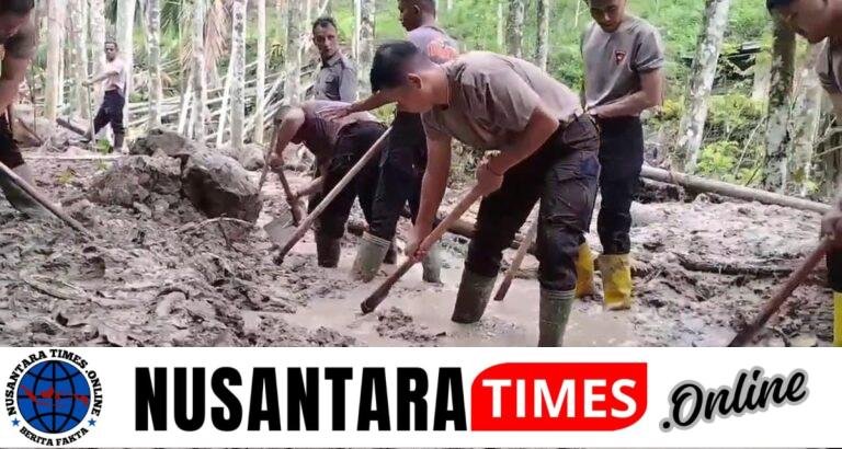 Di Tengah Lumpur dan Harapan, Polri Bersama Warga Buka Akses Jalan Kampung Setie Pascabencana