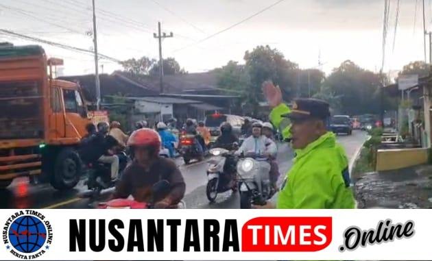 Hujan Deras Genangi Jembatan Tambong, Kapolsek Kabat Turun Tangan Urai Kemacetan
