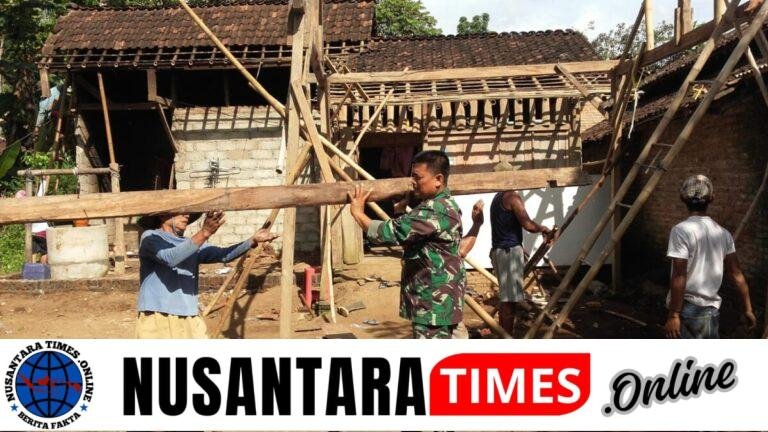 Babinsa Sraten Turut Gotong Royong Bantu Pembangunan Rumah Warga Binaan