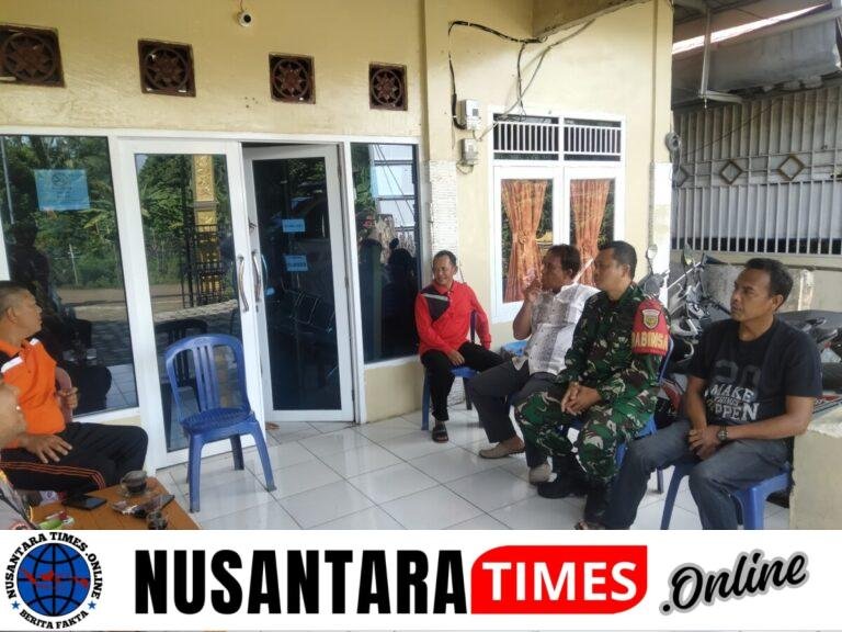 Babinsa Komsos Dengan Perangkat Desa Bahas Tentang Keamanan Dan ketertiban di wilayah desa binaan.