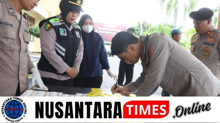 Kapolresta Banyuwangi Gelar Tes Urine terhadap Ratusan Personil Polri
