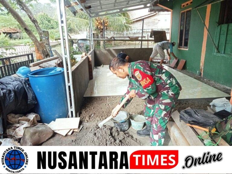 Babinsa Serma Pasli karyadi ikut serta gotong royong pembenahan teras rumah warga binaan 
