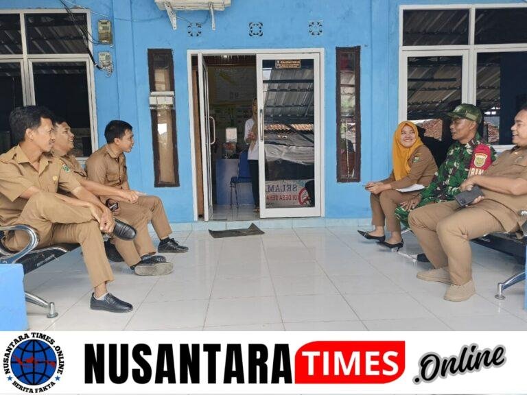 Babinsa Serka Asril Komsos Dengan Perangkat Desa Bahas Tentang Keamanan Dan Ketertiban di Wilayah Desa Binaan.