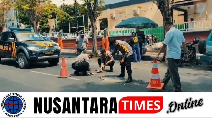 Polsek Giri Lakukan Penambalan Jalan Berlubang di Titik Rawan Kecelakaan, Wujud Kepedulian Keselamatan Warga