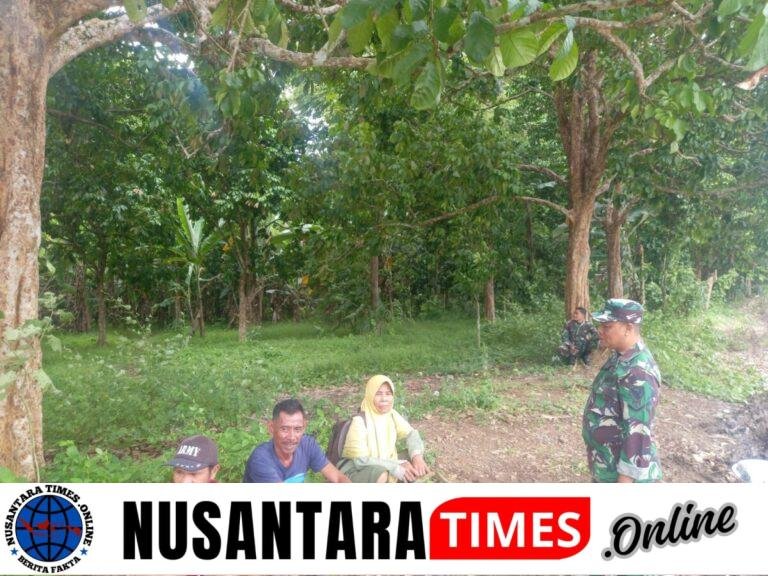 Babinsa Desa Tanjung Bulan Laksanakan Komsos, Himbau Warga Waspada Cuaca Buruk