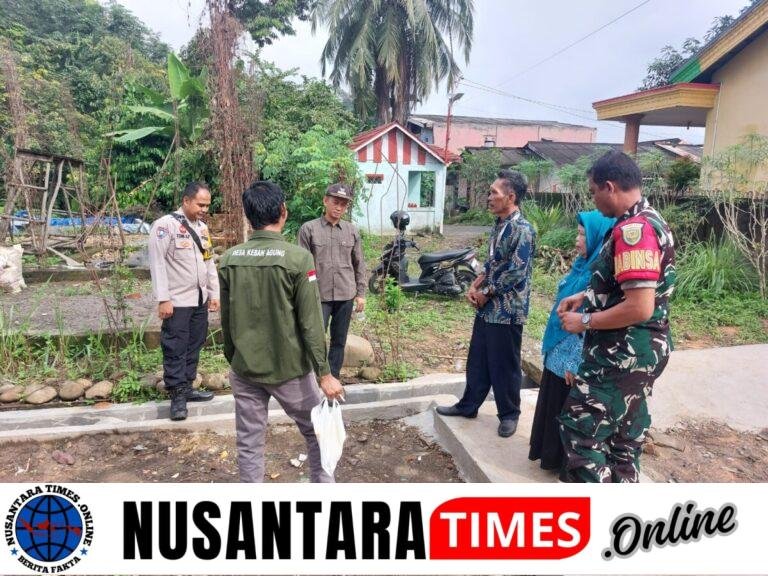 Sertu Buldani Babinsa 404-05/TE Bersama Unsur Pemerintah Desa Cek Pembangunan Siring di Desa Keban Agung