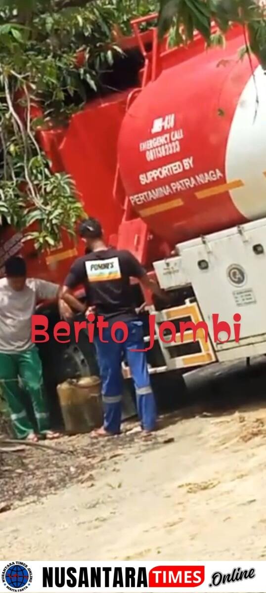 PERTAMINA Harus tindak Tegas. Aksi Nekat di Siang Bolong. 2 Sopir Nakal PT. Elnusa Petrofin terlihat “Kencing” tanpa rasa Takut