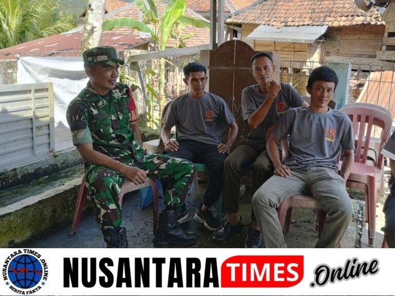 Giat Babinsa Tanjung Baru Serka Asril Komsos Dengan linmas Desa Binaan.