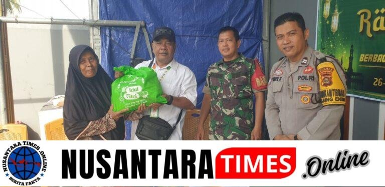 Babinsa Serma Tanto melakukan kegiatan pengawalan dan pendampingan Pembagian sembako dikeluarahan tanjung Enim selatan