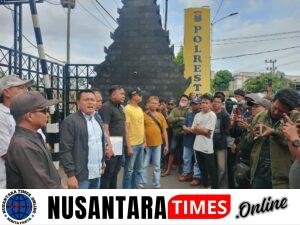 Kapolri Dan Kapolda Jatim, Ratusan Warga Pinggir Pesisir Datangi Mapolresta Banyuwangi Dampingi Pak Suro