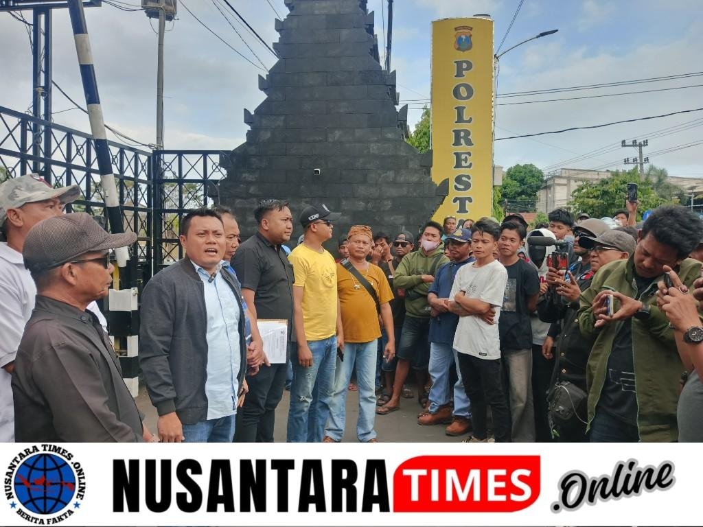 Kapolri Dan Kapolda Jatim, Ratusan Warga Pinggir Pesisir Datangi Mapolresta Banyuwangi Dampingi Pak Suro